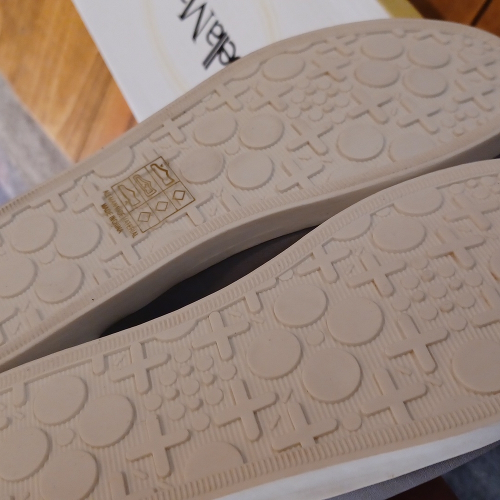 Shoes - Picture 6 of 8